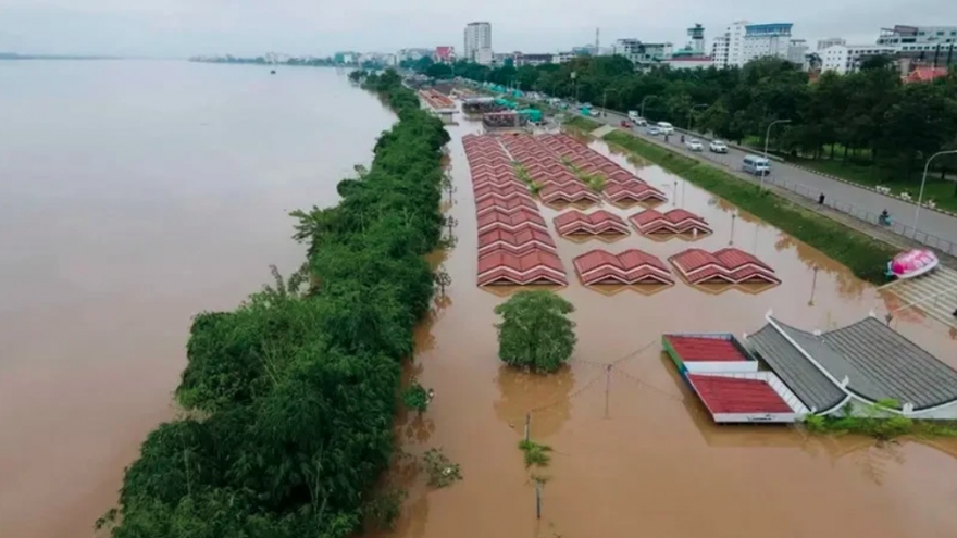 Vietnamese leaders extend sympathy to Laos over flooding